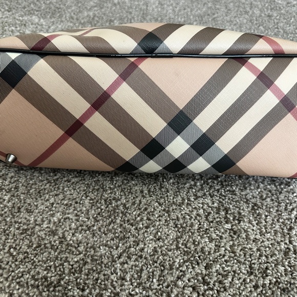 Burberry Stylish Checkered Tote Bag - Black and Tan ID Plate Inside - Picture 2 of 4